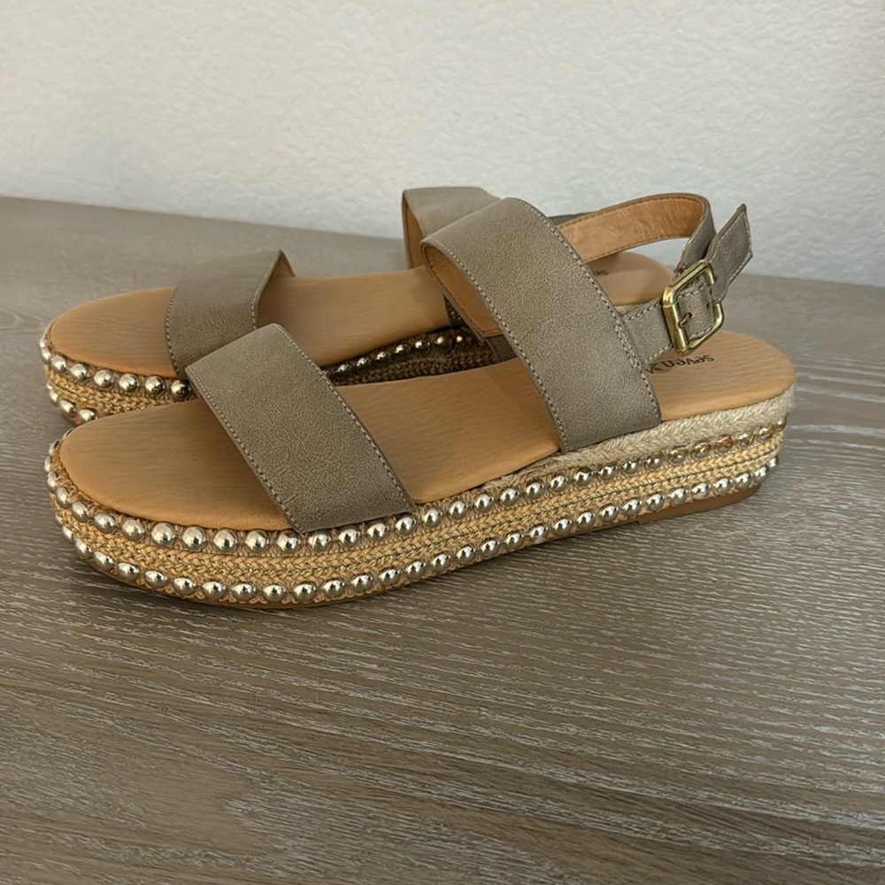 Women’s Espadrille platform shoe. Size 8